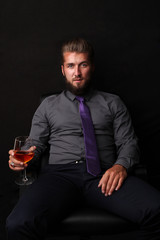Portrait eines Geschäftsmannes mit ein Glas Whiskey in seinem Hand.