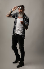 Portrait eines attraktiven freundlichen bärtigen Mannes mit Sonnenbrille