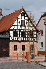 blick auf eine besondere hausfassade in stadecken-elsheim fotografiert während einer tour in stadecken-elsheim und umgebung in Hessen Deutschland mit dem weitwinkel objektiv