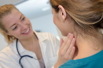 Obraz premium young female doctor with female patient