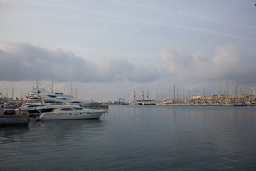 Fototapeta na wymiar pier for yachts at sunrise in Alicante Spain