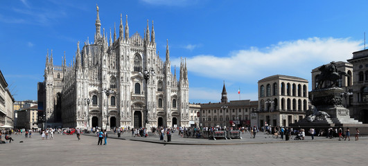 Fototapeta premium PIAZZA DEL DUOMO A MILANO IN ITALIA, DUOMO SQUARE IN MILAN IN ITALY