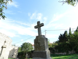 alter aufgelassener Friedhof in Kroatien