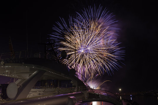 fuoco d'artificio con catamarano