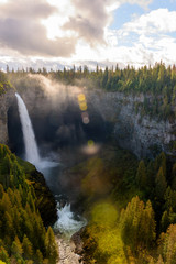 Sonnenstrahlen am Helmcken Falls im Wells Gray Provincial Park