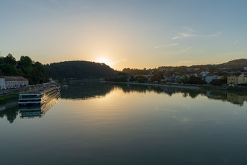 Linz mit Donau bei Sonnenuntergang