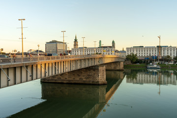 Fototapeta premium Linz mit Donau bei Sonnenuntergang
