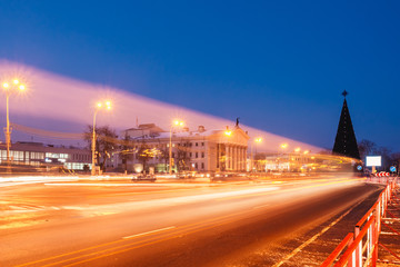 Fototapeta premium Movement of cars on the city square at night
