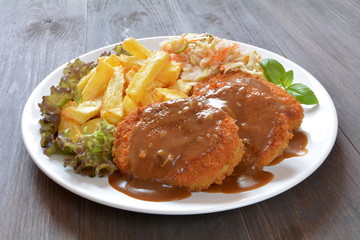 kotlet mielony z ziemniakami surówką i pomidorem