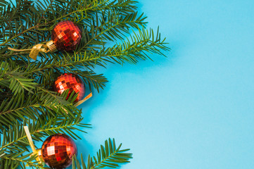 Obraz na płótnie Canvas Red xmas ball with Christmas tree on the blue background