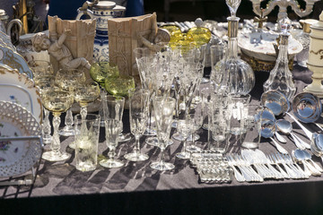 Flohmarkt mit Geschirr und Gläser auf einem Stand