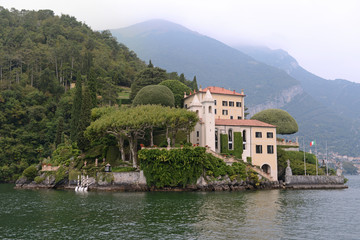 Fototapeta na wymiar Villa on Lake Como