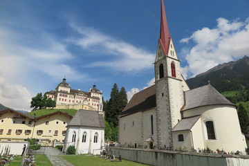 Schloss Wolfsthurn und Kirche Mareit, Südtirol