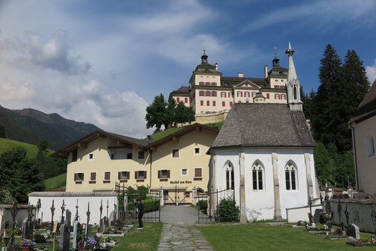 Schloss Wolfsthurn und Kirche Mareit, S&uuml;dtirol