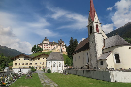 Schloss Wolfsthurn und Kirche Mareit, S&uuml;dtirol