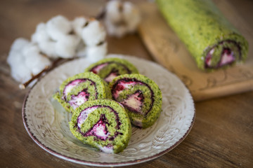 Spinach roll with currants