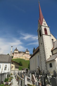 Schloss Wolfsthurn und Kirche Mareit, S&uuml;dtirol