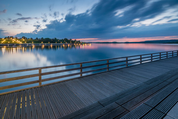 Fototapeta premium Steg Seebrücke mit See Abend