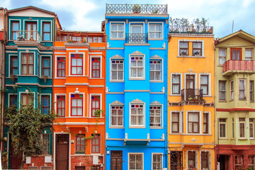 Fototapeta premium Kolorowe domy dzielnicy Balat, Stambuł, Turcja.