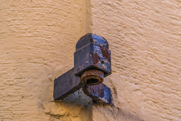 The  Hinge on the corner 