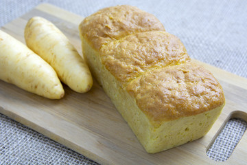 Mandioquinha bread over wood with raw vegetables