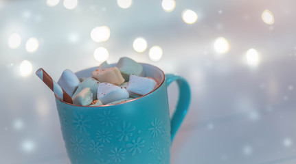 Heiße Schokolade mit Marshmallow an kalten Wintertagen genießen