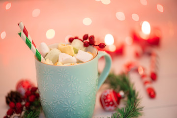 Heiße Schokolade mit Marshmallow an kalten Wintertagen genießen