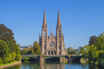 Fototapeta na wymiar Blick auf die Kirche Saint Paul am Fluss Ill in Straßburg, Frankreich