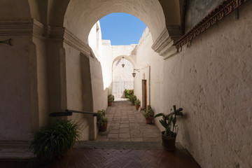 Fototapeta na wymiar alley of the monastery of Santa Catalina Arequipa