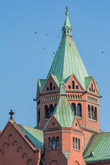 Zabytkowa wieża kościoła w stylu neoromańskim