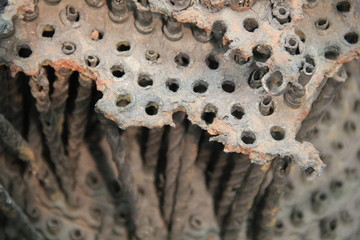 ボロボロに錆びた金属部品