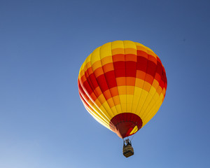 Naklejka premium Hot Air Balloon in Flight
