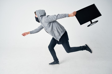 robbery man stole tv