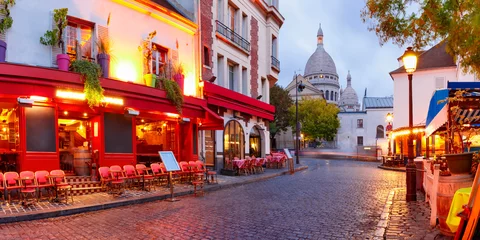 Fotobehang De Place du Tertre met tafels van café en de Sacre-Coeur in de ochtend, wijk Montmartre in Parijs, Frankrijk © Kavalenkava