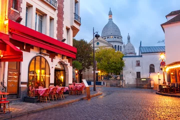 Fotobehang De Place du Tertre met tafels van café en de Sacre-Coeur in de ochtend, wijk Montmartre in Parijs, Frankrijk © Kavalenkava