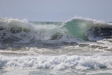 Naklejka premium Large empty wave crashing in the ocean 