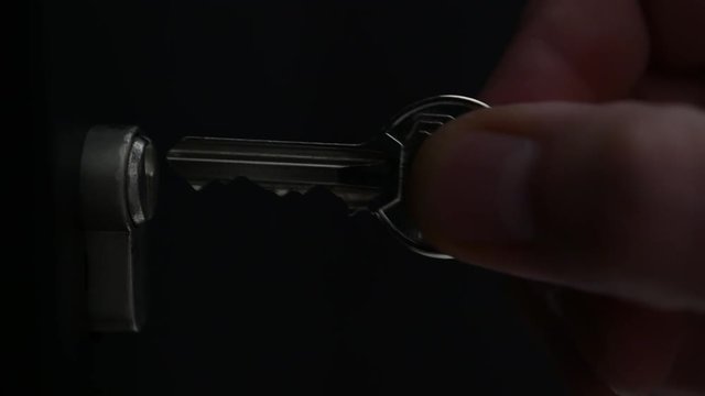 Electrostatic sparks between a key and a door lock in 4K