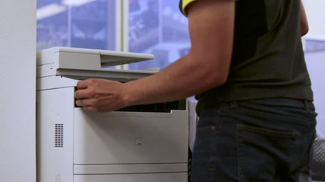 Starting a scan with the multifunction printer on the office