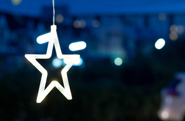 The yellow star-shaped lights for decoration.