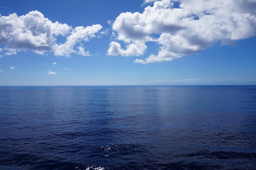 Fototapeta premium Blue sky and sea reflecting the clouds