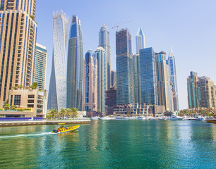 Fototapeta premium łodzie i nowoczesne budynki w Dubai Marina w Zjednoczonych Emiratach Arabskich