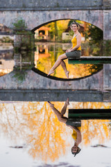Reflet de femme sur ponton à Lisle en Dordogne