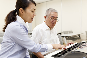 ピアノを楽しむ高齢の男性