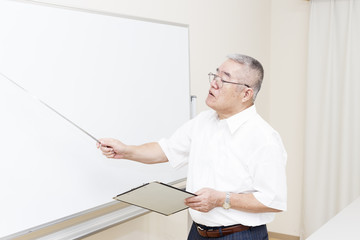 話しをする高齢の男性