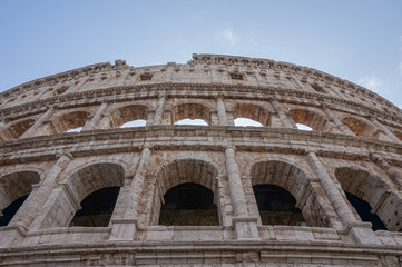 Obraz premium Colosseum in rome looking up at the exterior