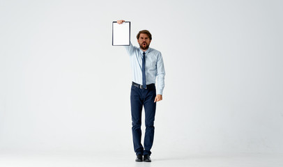 Obraz premium angry business man holding documents