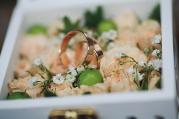 wedding rings on a wedding bouquet
