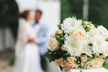Obraz na płótnie Canvas wedding bouquet in front of the newlyweds