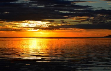 Coucher du soleil sur le lagon et océan pacifique