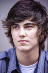 Fototapeta premium Teenager mit brauen haaren schaut in die ferne